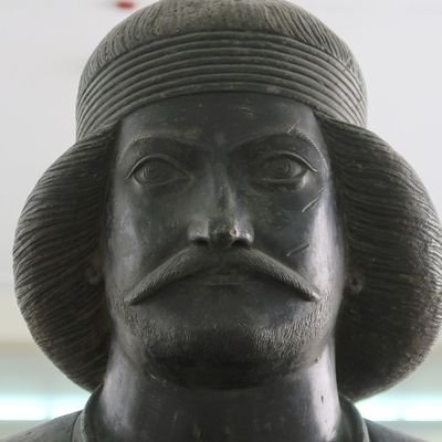 ما را مسلمان نکردند، ما اسلام شیعه را انتخاب کردیم. ما ایرانی هستیم یعنی قوم ستیز نیستیم، یعنی زبان ستیز نیستیم.ما صلح طلبیم اما در مقابل تجاوز بسیار سخت هستیم
