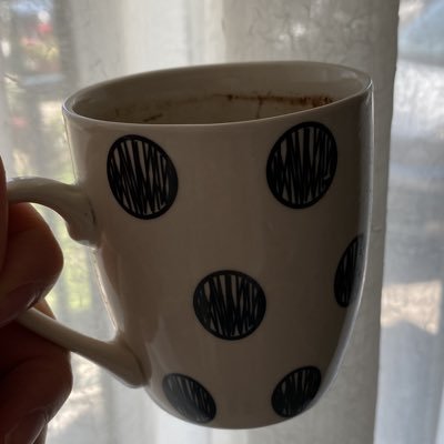 Jedna mama. Pratim sve kao komšika preko ograde.