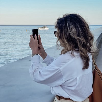 Parle trop. De F1, de politique et de ce qui me passe par la tête. Mi-observatrice bavarde, mi-commentatrice de GP. 🏎️👩🏼💻☀️