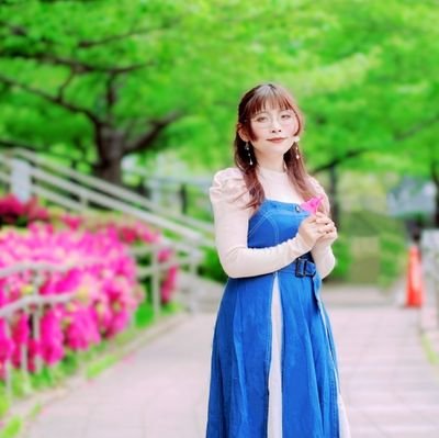 声優(役者)だったりボーカルだったりの低身長👓♀。INFP。 吹替『マイ・ヒーリング・ラブ』『アンデッド・ドライバー』ボイスドラマ『誰が為に花は咲く』『君からのバレンタインを待っている』etc 朗読劇『オズ×現代版西遊記』『アリス×シャーロック・ホームズ』『クリスマスの夜に』『天使の銃弾』etc ⬇細々と歌なぞを…