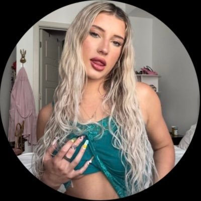 Lee13406Lee's profile picture. Just a petite spoiled brat here to take your money 🌹l won’t talk until you send $40 tribute 😘