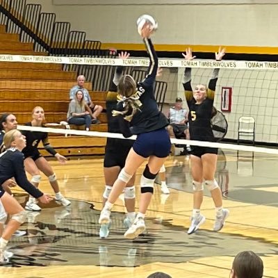 ReeseSmith2027's profile picture. Class of 2027 | 5’10 | OPP/OH | Aquinas High School | Xtreme VBC 17 Adidas