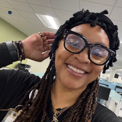 Vegan AF 🌱. Plant mom 🪴. 🍷 connoisseur. Lover of herbs 🪻. Minder of the business that pays ME. SVU junkie 😩. I just be talking shit and reposting 🤷🏽♀️😘