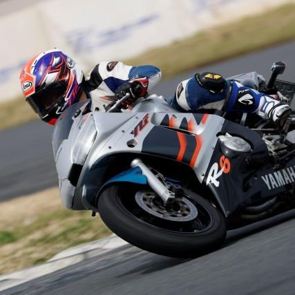 99'YZF-R6と93'TT250R・95'RAID・シグナスX・モンキーR乗り回してます。
GSX-R600(99)レーサーやらYZ125モタードにも乗ったり乗らなかったりします。
サーキットはSLYか富士に行きます。
MCFAJ:レイクスSUWA所属 レース参加はお休み中
YZF-R9欲しいねえ買いたいね