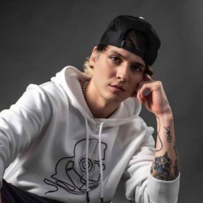 sunsetxvelez's profile picture. fangirleando y siendo fifa

• TR1 ⚡ ✧ CV 🔺•