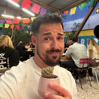 38, Energía nuclear, Spanish living in the UK. Casado y con 2 peques (6 y 9).