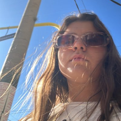 ivanavvillar's profile picture. denme un vino