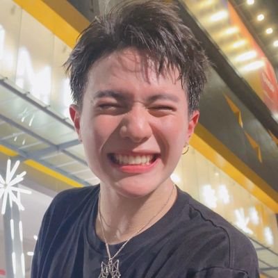 versvions's profile picture. pecinta kapal brondong #WilliamEst #Poohpavel #Xingqiu🍷💗 MotoGP and F1 fans