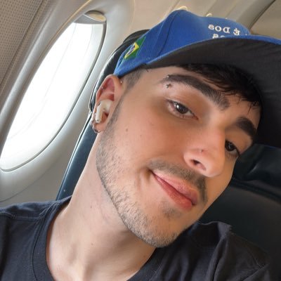 advogado, socialista, mestrando em direito, fã da lady gaga e filiado ao partido dos trabalhadores (ele/dele)