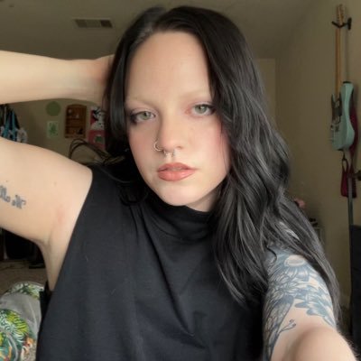 chaos ☆ music & portrait photographer ☆ vocalist of @pennyboredband ☆ they/she