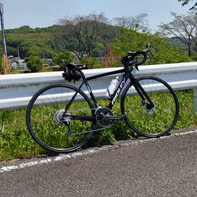 フルマラソンは16回完走。半月板損傷の為本格ランは禁止中。自転車ライドに転向し、30年前のクロモリロードとGIANT OCR3でライドを展開していましたが、2021年、膝蓋骨を骨折し1年半家畜状態😓復帰後ヒルクライム大会出場に向け、新たにRIDLEY Fenixを加えライド展開中🚴