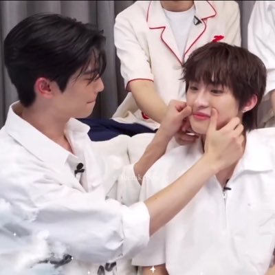 februare_'s profile picture. 