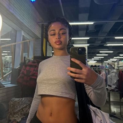 aaaliyaaapaea's profile picture. 내 몸엔 보라피와 주황피가 흘러