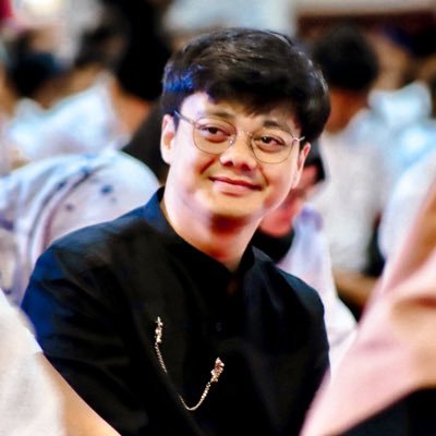 penulis buku untukmu di hari kemarin dan seperti bianglala, pada sebuah akhir kita memulai. founder Alinea Digital Creative ✉️ galih.hd@gmail.com