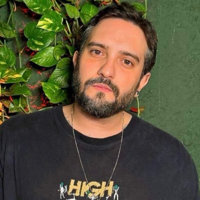 Jornalista Político - UFG / Autor dos livros: Versos, Votos de Amor e Nomes Feios; Pôr do Sol / DJ / Cozinheiro