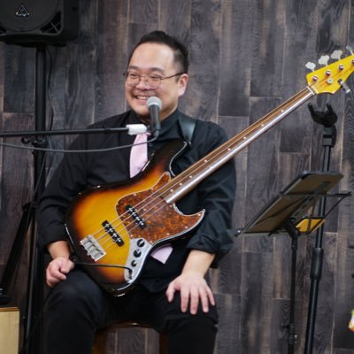 フレットレス芸人ふじたつです。ライブはフレットレスベース奏者!レッスンはありとあらゆるベースに対応します!レッスンのお問い合わせはウェブサイトから!