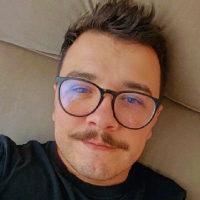 Comendo bobagem e assistindo porcaria.
Instagram - @paulovvitorfelipe
