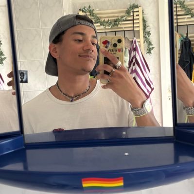 28 • 👾 purple boi 🌂 • « voir le racisme ne nous rend pas moins féministe » 🏳️⚧️ mes sons fav : https://t.co/qNj1VnONZj 🌞 fr/en