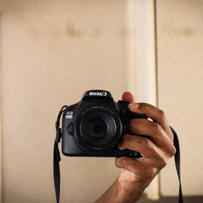 ARTIST/PHOTOGRAPHER/CREATIVE🎈
(My heart beats for two things:The scratch of pencil on paper and the click of a camera shutter)✍️📸❣️
somewhere with a camera📸