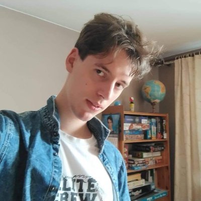 Gram na gitarze, śpiewam, fan anime oraz rysuje (m+k 2024)