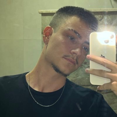 littlecoutow's profile picture. be your own anchor