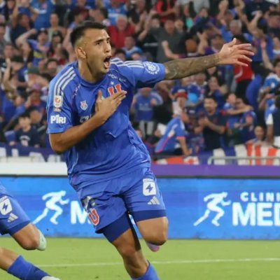 De la Gran Familia Azul. Más de 30 incondicionales que alentamos sin descanso a la @udechile. En el Nacional ocupamos el centro de Andes. En todos lados...