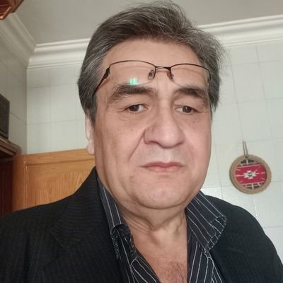 ماركسي مزمن. 
سيموتُ كأبيه ماركسياً و يبصق أنظمةَ القمع و يحاربُ الإحتلال و يغني لمستحيلٍ يعرفه