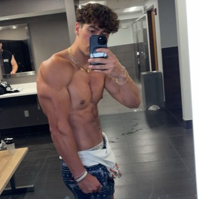 21, straight, body builder here to take your money… back up account/ @masternikoo99 I DON’T HAVE INSTA
