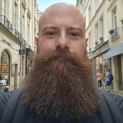 Un ourson geek et normand avec son chaton😻 en région Parisienne ... Bear, cat and beer 😛 ... La vie c'est bien, avec des câlins c'est mieux