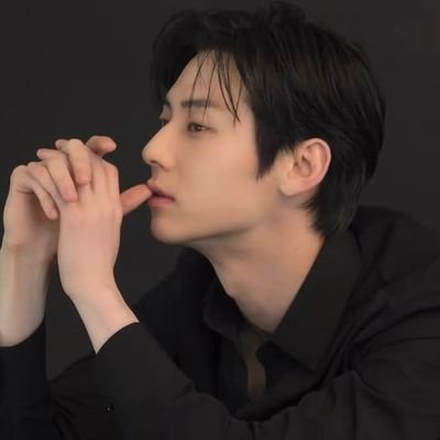 (PARODY; 95) an idol with a golden voice & an actor with a captivating presence. Balancing perfection on stage with a clumsy charm in life. yshaac’s territory