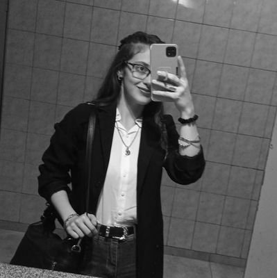 Una chica excelente,
bastante loca de a ratos.
A veces tan triste.
A veces tan muerta de risa.
A veces mala
Vera- Sta Fe🇦🇷
🧉