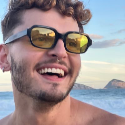 tenha consciência que as vezes você vai ver: militância, sofrimento, política, briga e muito biscoito ok?