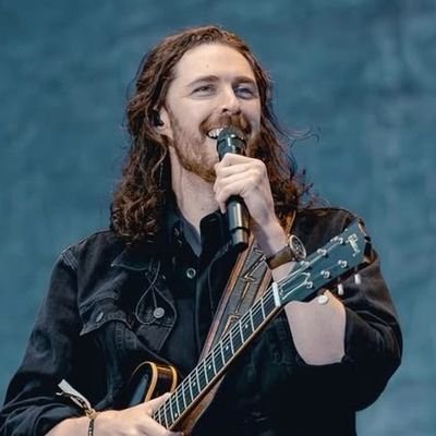 I base my entire personality on a 6'6 Irish singer ◇ she/her ◇ Occasional artist ◇ I am mixed !!
