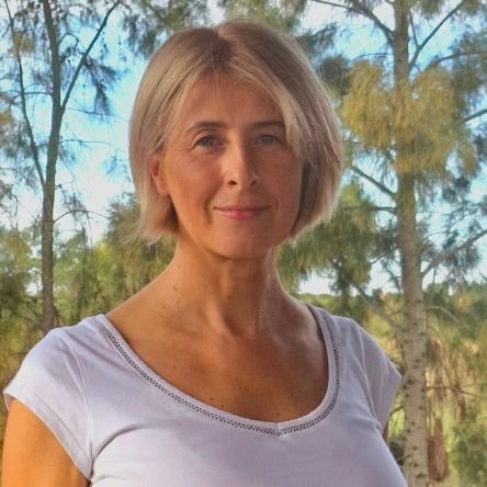 Abogada. Consultora independiente. Mamá de Ana Sofia y Maria Clara. Disfruto de la música, encuentro con amigos y contacto con la naturaleza.