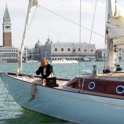 eminaysakar's profile picture. 