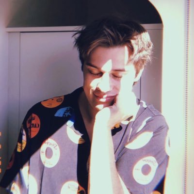 elisabisaa's profile picture. i’m the moon or i quit