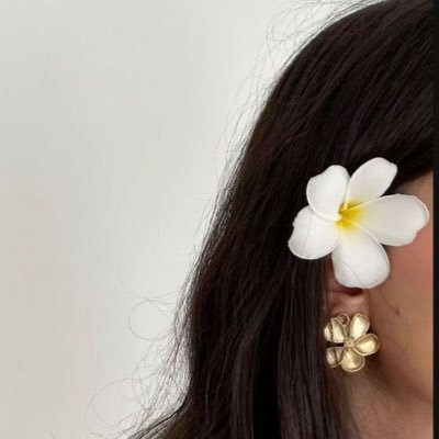 جابها حب القصيد وذايقتها الصعبه فاتنٍ غير القصيد الجزل ما يرضيها🤍🌼