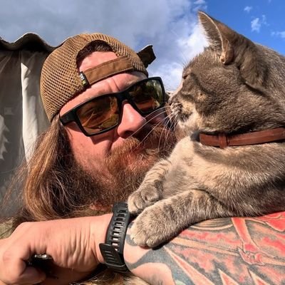 Rescues cats 🐈.
боротися за демократію і свободу