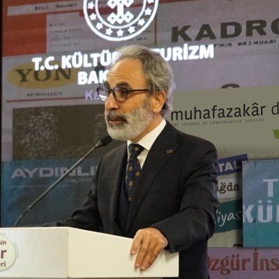 İyimser bir kitapsever... Kadim Yayın Grubu - Muhafazakâr Düşünce Dergisi