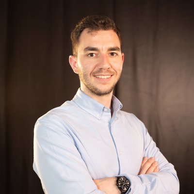 Subo vídeos a YouTube y creo negocios alrededor de esta audiencia para monetizarla.