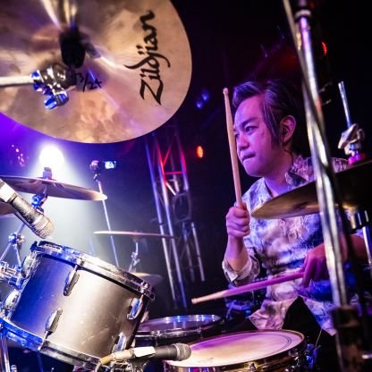 ドラムを叩くドラムスコ。
SQUIB(BUCK-TICK)/
Caramel☆Chord(J-pop)/
La Fantomas(THE MORTAL)/
D’’(D’ERLANGER)/
BOOTo'LEG(暴威)/
Andro D’’ragonfly(中森明菜)/
Di÷Kill(Zi÷Kill)/