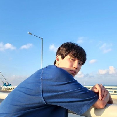 𝟏𝟗𝟗𝟕. 𝐓𝐈𝐃𝐀𝐊 𝐀𝐒𝐋𝐈. / ... hadir sebagai 𝙇𝙚𝙚 𝙅𝙪𝙣𝙮𝙤𝙪𝙣𝙜 — siluet yang menari di balik tirai naskah dan bayang cat yang tak pernah kering.