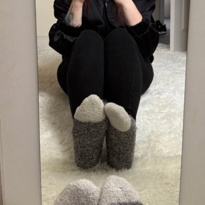 faceless findom mistress⭐️ feet pics & custom vids. DM open 📩