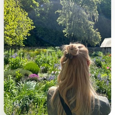 Dee Profile