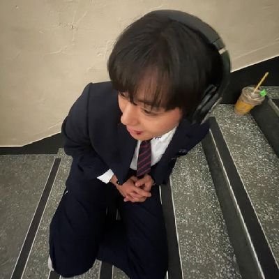 🤏🏽 this close to being a stan account (again), i wish i could tp to 2020 stan twt... kpop, bl, cats, music, econ, politics, history, climate, tech etc etc ig