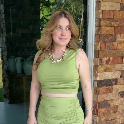 ☉ Si la vida es oro, dejenme bailar, así me lo quiero gastar.