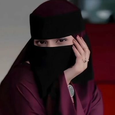 لا أحتاج إلى علاقة أبذل فيها جهدي حتّى أصل للكمال في عينيك، أحتاج إلى علاقة أتساءل فيها لما تراني بهذا الكمال وأنا مُمتلئ بالعيوب.