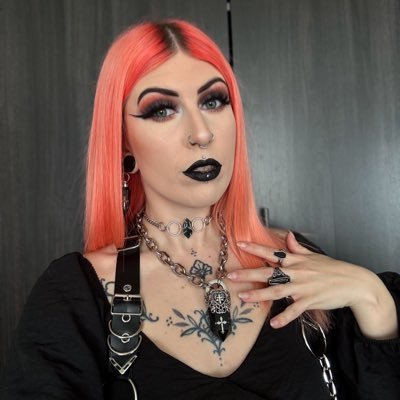 she/her ♉️ bisexual, elder emo, metal girl, lover of all things spooky 🎃 H 🖤 IG/Tiktok: saskiayoung_xox 🌙