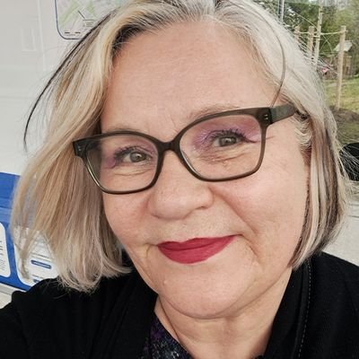 Puoluepoliittisesti sitoutumaton tunnustava kristitty. Ei sano kukkasin, it is what it is. Puusilmäinen tottakai! - erimielisten mielestä.