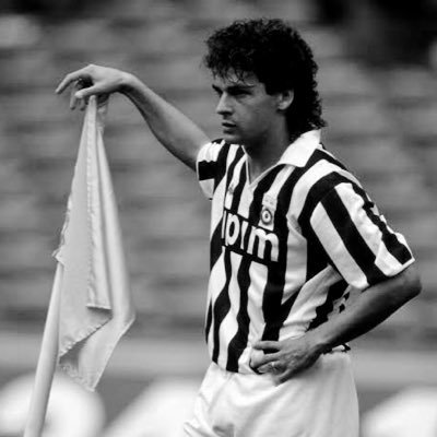 metssque's profile picture. the sun is always in their eyes, they hold their glasses like they'd rise. on a clouded fair and gine they dine. they're always losing track of time.